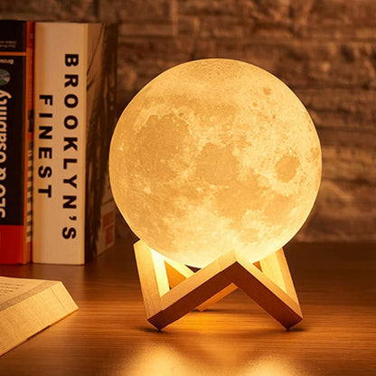 Lámpara de noche en forma de luna con base de madera – 8 cm